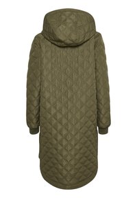 Manteau long matelassé vert olive avec capuche, présentant un motif en losanges et des poignets élastiques. Texture lisse avec une finition légèrement brillante.