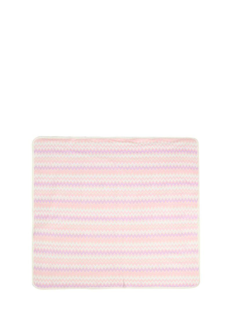 Panelowa matka łazienkowa z zygzakowatym wzorem w naprzemiennych odcieniach różowego i białego, wykończona miękką, białą lamówką, o puszystej fakturze.