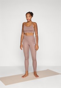 New Balance HARMONY HIGH RISE  - Leggings - earth shadow