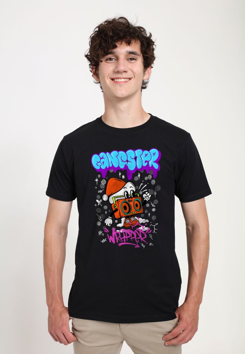 Camiseta de algodón negra con un gráfico colorido de un personaje con una boombox, el texto "Gangster Wrapper" y varios acentos de estilo caricatura.