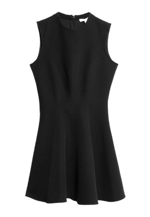 Robe noire sans manches avec un corsage ajusté, une jupe évasée et une fermeture éclair dans le dos. La texture lisse et les coutures structurées créent un look soigné.