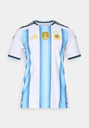 Camisa da seleção argentina, branca com riscas verticais em azul claro, apresentando o logótipo da FIFA 2022 e o emblema da AFA. Mangas curtas, material em poliéster.