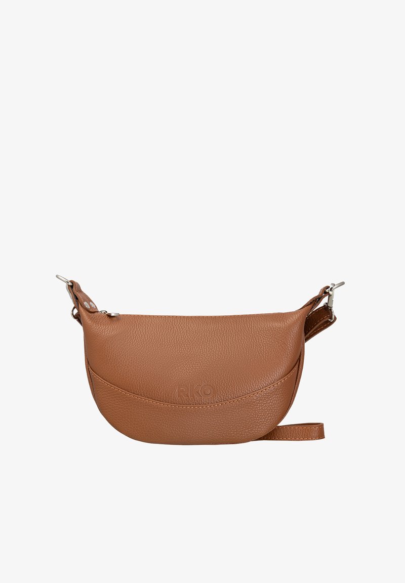 Brun læder skuldertaske med en struktureret overflade, buet form, logo-detalje og justerbar rem. Sølvfarvede hardware-detaljer på siderne.