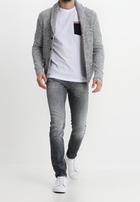 Tommy Hilfiger Triko s potiskem - white