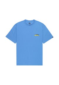 Μπλε κοντομάνικο μπλουζάκι με μικρό κίτρινο και μαύρο λογότυπο Quiksilver στο αριστερό μέρος του στήθους και μια μικρή ετικέτα λογότυπου στο αριστερό μανίκι.