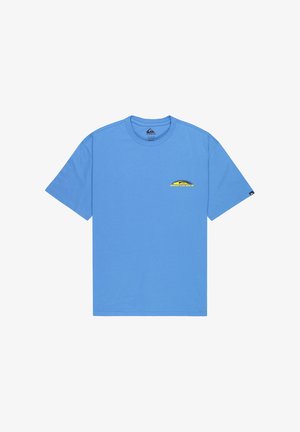 Blauw T-shirt met korte mouwen, voorzien van een klein geel-zwart Quiksilver-logo op de linkerborst en een klein logolabel op de linker mouw.