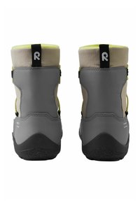 Szaro-beżowe wodoodporne buty z teksturowanym wykończeniem. Posiadają żółty akcent, czarną naszywkę z logo oraz gumową podeszwę z bieżnikiem.