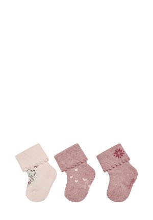 Drei Paar gestrickte Socken: hellrosa mit einem Muster, staubiges Rosé mit weißen Herzen und burgunderrot mit einem Blumenmuster. Mit umgeschlagenem Rand.