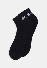Calcetines de algodón negros hasta el tobillo con letras blancas "BO", que presentan una textura acanalada y un diseño de punta redondeada. Material suave y elástico.