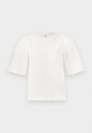 Hvit bluse med korte ermer, scalloped kanter og puffede ermer, rund hals, vist på en ensfarget lys bakgrunn.