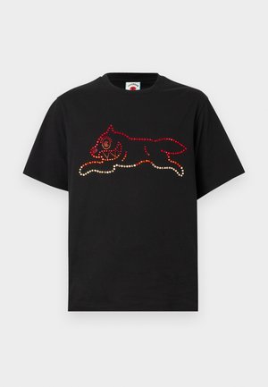 Μαύρο βαμβακερό t-shirt με μοτίβο από κόκκινες και πορτοκαλί στρας που απεικονίζουν σχέδιο ενός πηδηχτού γατιού στο μπροστινό μέρος. Κοντά μανίκια, στρογγυλή λαιμόκοψη.