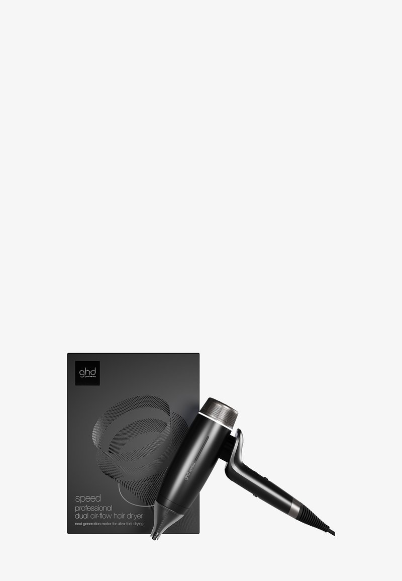 Sèche-cheveux professionnel noir à double flux d'air avec embout concentrateur à côté de son emballage en boîte noire sur fond blanc.