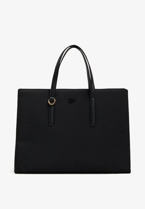 Zwarte rechthoekige tas met dubbele handvatten, gouden ringdetail aan een bandje en een klein zwart logo middenvoor.