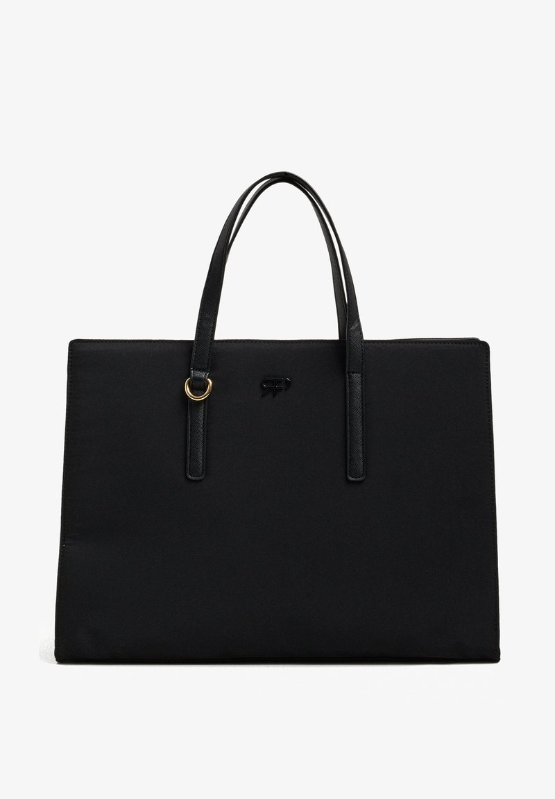 Sac cabas rectangulaire noir avec double poignée, détail anneau doré sur une sangle et petit logo noir au centre devant.