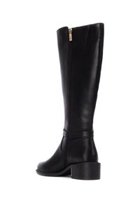 Bota de cuero negro hasta la rodilla con un diseño elegante, cremallera lateral y un bajo tacón cuadrado. Textura suave con detalles de herrajes mínimos.