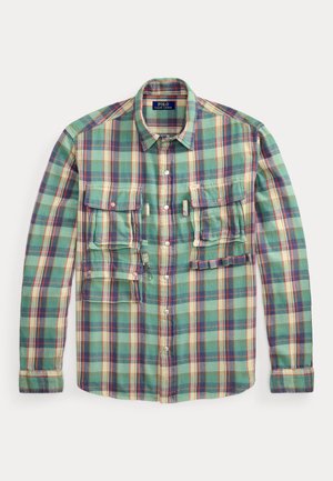 Chemise à manches longues à carreaux verts et bleus avec boutons, deux poches à rabat sur la poitrine et une étiquette Polo Ralph Lauren à l'intérieur du col.
