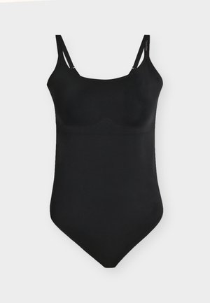 Fekete varrás nélküli body állítható vékony vállpántokkal és könnyű párnázással, egyszerű fehér háttéren.