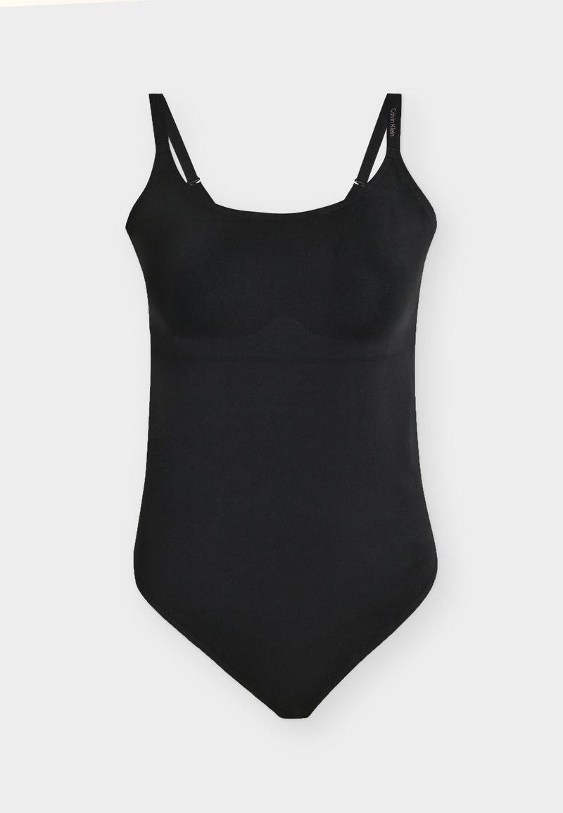 Μαύρο αδιάκοπο κορμάκι με ρυθμιζόμενους λεπτούς ιμάντες ώμων και ελαφριά επένδυση σε απλό λευκό φόντο.