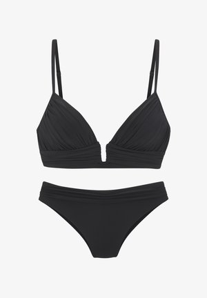Zwarte tweedelige bikini met verstelbare bandjes en geplooide details op zowel de top als de broek, afgebeeld op een witte achtergrond.