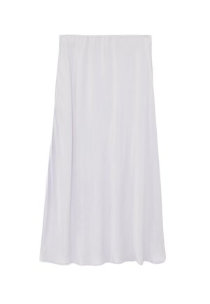 Lange witte, vloeiende rok met een gladde textuur en subtiele plooien, getoond tegen een effen witte achtergrond.