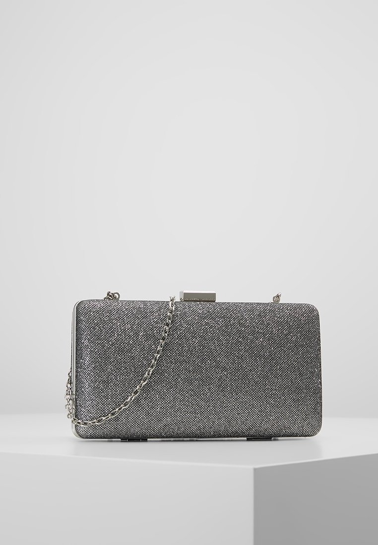 Pochette rectangulaire argentée en tissu texturé, avec une bandoulière chaîne métallique et une fermeture à fermoir. Design compact avec une finition élégante.