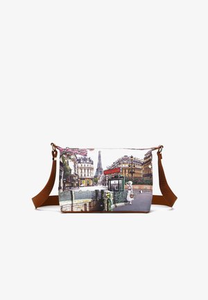 Borsa a spalla rettangolare con stampa di un paesaggio parigino, realizzata in tessuto con tracolla marrone, decorata con la Torre Eiffel e dettagli floreali.