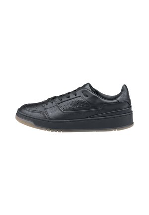 Czarne skórzane sneakersy z perforowanym bocznym panelem, wyściełanym kołnierzem, sznurowanym przodem i grubą gumową podeszwą z przezroczystą podeszwą zewnętrzną.