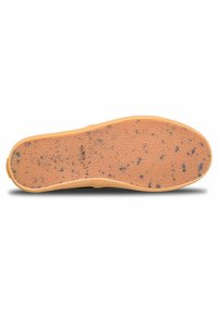 Pružná podrážka v oranžové barvě s texturovaným povrchem a modrými skvrnami, se zaobleným okrajem a otiskem loga.