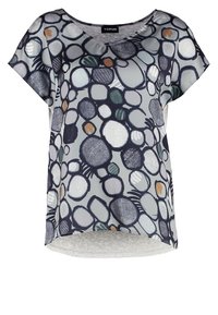 Korte mouw top van lichtgewicht stof met een gevarieerd cirkeldiagram in marineblauw, grijs, groen en oranje, met een afgeronde zoom.