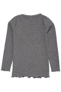 Sivý top s dlhým rukávom vyrobený z pleteného materiálu. Má zaoblený výstrih a vlnité okraje na leme a manžetách. Textúrovaný, jednotný povrch.