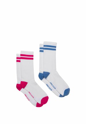 Două perechi de șosete albe cu călcâie, vârfuri și două dungi colorate aproape de manșete – una roz, una albastră.