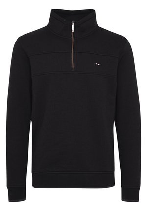 Zwarte fleece pullover met hoge kraag, half-rits voorkant, contrasterende rits en subtiele logo-details op de borst. Ribgebreide manchetten en zoom.
