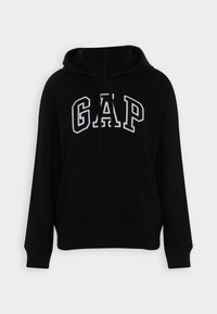 Sudadera negra con capucha que cuenta con un bolsillo tipo canguro en la parte delantera, capucha con cordón ajustable y un gran logo "GAP" bordado en blanco en el pecho. Textura de tela suave.