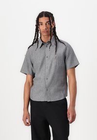 Weekday - STRIPED SHORT SLEEVE BLEND SHIRT - Camicia - dark grey Immagine in miniatura 1