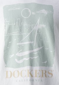 DOCKERS GRAPHIC TEE - Triko s potiskem - lucent white