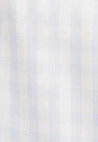 Tessuto in cotone leggero con un motivo a scacchi blu e bianco, caratterizzato da linee orizzontali e verticali sottili per una maggiore texture. Superficie liscia.