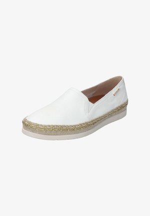 Chaussure blanche à enfiler en cuir avec une finition texturée. Présente une semelle en fibre naturelle tressée avec un accent doré autour du bord.