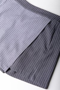 Grått og mørkegrått stripe stoff med en glatt tekstur, med en skreddersydd design og skarpe linjer. Egnet for formelle antrekk.