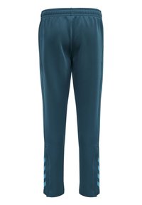 Teal sportbyxor med elastisk midja, sidostripes i ljusblått och avsmalnande ben. Tillverkade av ett slätt, elastiskt material.