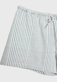 Shorts à rayures verticales gris clair et blanc avec taille élastique et cordon de serrage sur un fond uni.