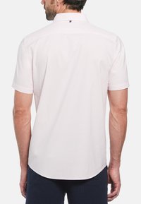 Korte mouwen button-up shirt in lichtroze katoen met een klassieke kraag, afgeronde zoom en subtiele achterkantlabel detail.