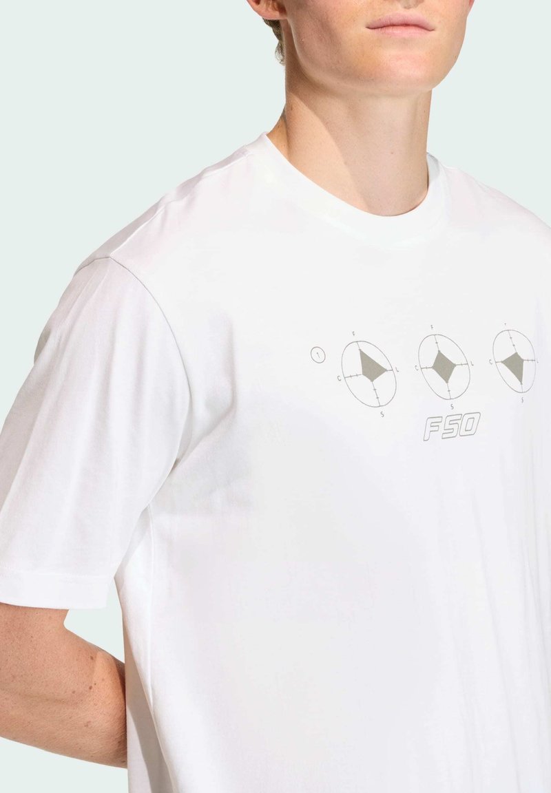 T-shirt bianca in cotone con una stampa grafica geometrica e il testo "FSO" in grigio chiaro. Vestibilità standard con maniche corte e scollo rotondo.