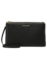 Sort læder clutch pung med guldfarvet hardware, der har en lynlåslukning og en justerbar rem. Teksturér overflade med en glat finish.