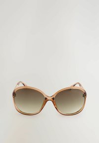 Une paire de lunettes de soleil surdimensionnées avec une monture en plastique marron à motif et des verres teintés dégradés, dotées de branches courbées et d'accentuations en métal.