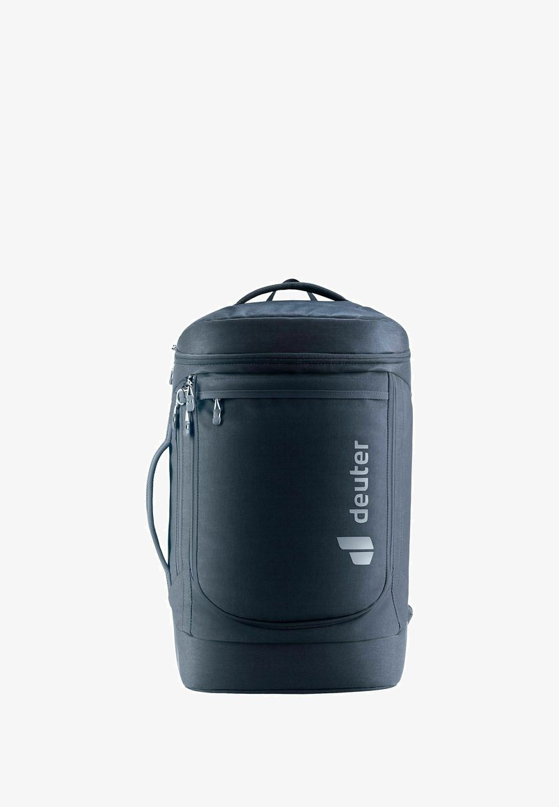 Mochila de color gris oscuro hecha de tejido duradero, con un asa en la parte superior, un bolsillo lateral, un cierre frontal con cremallera y un gran logo en la parte delantera.