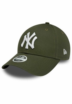 Olivengrøn baseballkasket med hvidt broderet New York Yankees-logo og justerbar rem, mærket til kvinder.