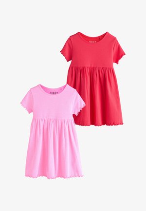 Zwei kurzärmelige, gerippte Baumwollkleider für Mädchen, eines in Pink und eines in knalligem Rot, beide mit geraffter Taille und wellenförmigen Saumkanten.