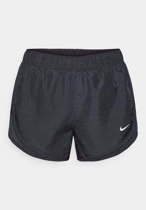 Mustat urheilushortsit, joissa on joustava vyötärö, valmistettu kevyestä materiaalista ja joissa on pieni valkoinen Nike-logo alareunassa vasemmalla puolella.