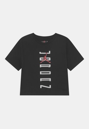 T-shirt noir court en coton, avec un logo blanc vertical et une silhouette rouge de Jordan au centre. Manches courtes et col rond.