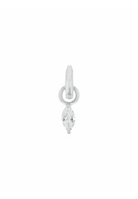 Silverörhänge med en marquise-slipad kristallpendel hängande från en cirkulär länk, polerad yta och en slät textur.